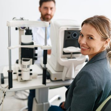 lady-optometrist-eye-test